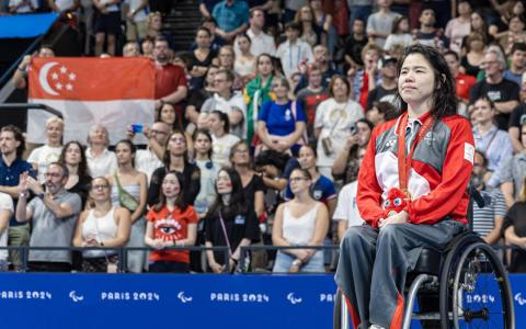 在巴黎残奥会百米仰泳夺冠的叶品秀，领奖后含泪唱着新加坡国歌。（全国残奥理事会提供）