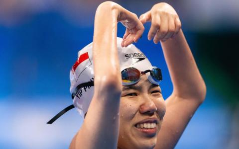 在残奥女子100米仰泳S2级完成三连冠，叶品秀赛后眼泛泪光。（新加坡体育理事会提供）