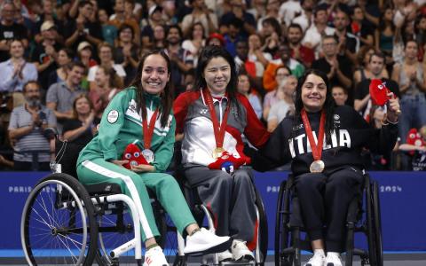 叶品秀（中）成功以0.06秒的优势，力压墨西哥选手薇薇安娜·佩雷斯（左），完成她在残奥会女子100米仰泳S2级的三连冠。铜牌则属于意大利选手安洁拉·普罗奇达。（路透社）