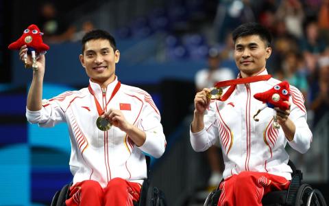 乒乓老将曹宁宁（右）与冯攀峰顺利拿下了男双金牌。（路透社）