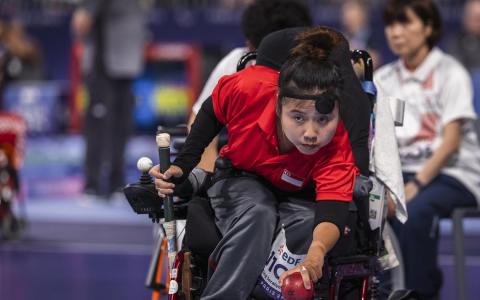 我国选手陈仪婷为新加坡首次赢得残奥硬地滚球银牌。（全国残奥理事会提供）