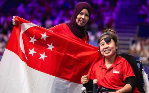 我国硬地滚球选手陈仪婷（右）和她的教练尤尔妮塔赛后合影。（新加坡体育理事会提供）