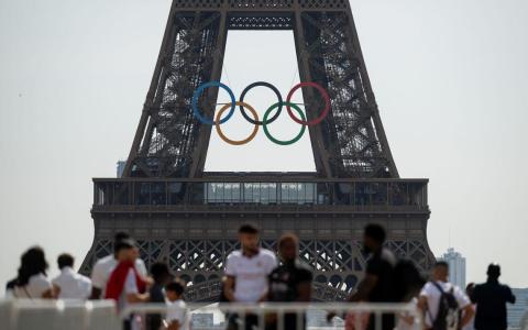 巴黎市长决定将奥运的五环标志留在埃菲尔铁塔上，遭设计师后代和巴黎市民的谴责。（彭博社）