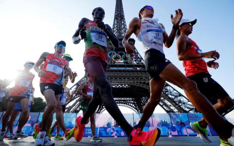 厄瓜多尔选手乌尔塔多（Hurtado，右二）、肯尼亚代表盖辛巴（Gathimba，右三）、日本的池田向希（右四），以及其他竞走运动员星期四（8月1日）在埃菲尔铁塔下，角逐巴黎奥运会田径首枚金牌。（路透社）