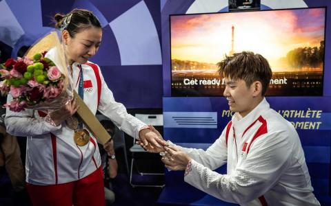 黄雅琼夺冠后还被男友刘雨辰求婚，双喜临门。（法新社）