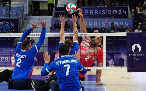 迈尔扎德（右一）身高2米46 ，是在世第二身高，仅次于土耳其篮球运动员科森。（法新社）