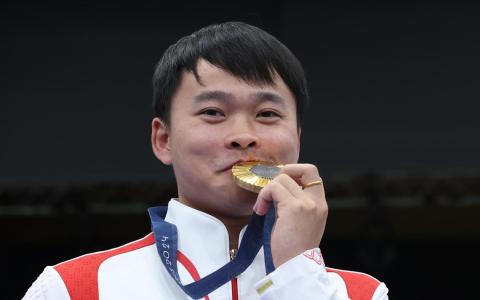 首次参加奥运会的中国选手谢瑜在射击男子10米气步枪决赛中夺冠。（新华社）