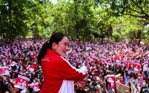 佩通坦2月17日到乌汶府站台拉票。泰国东北部是支持前首相达信的“红衫军”大本营。佩通坦在那里的竞选活动总是吸引大批支持者出席。（路透社）