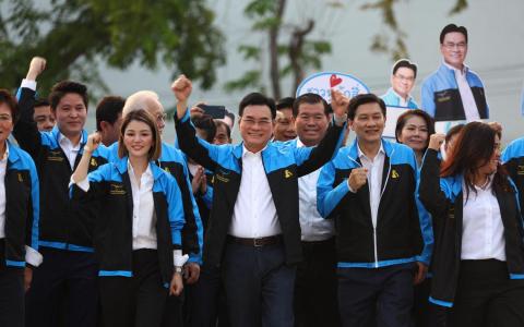 朱林（中）在2019年大选后成为泰国民主党党魁。（路透社）