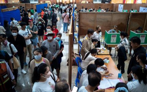 曼谷一个投票站星期天一早就有选民排队投票，赶早出门是为了避开交通堵塞及下午的烈日。气象局预测，曼谷当天午后的最高气温可达39摄氏度。（路透社）