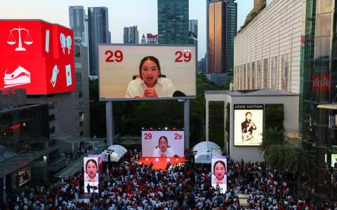 5月5日，大批民众出席为泰党在曼谷市中心的拉票活动，为泰党的首相候选人佩通坦通过视频发表讲话。（路透社）