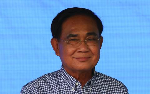 看守首相巴育星期天在曼谷投票。（路透社）