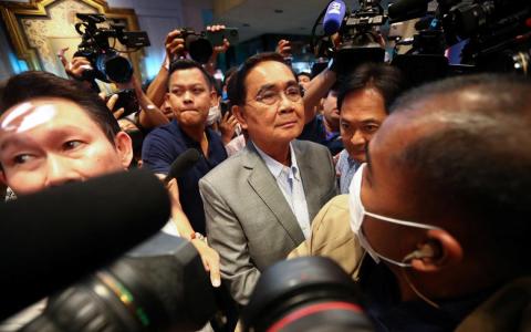 看守首相巴育星期天离开在曼谷的泰国人团结建国党总部。他的政党预计在本次大选只赢得约20个选区议席。（路透社）