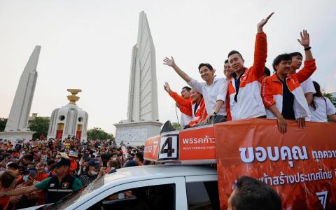 前进党党魁和首相候选人披塔（白衣）与党员乘车到泰国民主纪念碑前谢票。（路透社）