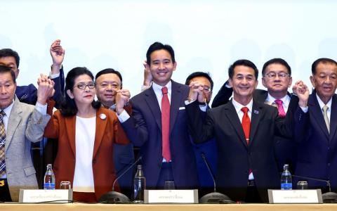 泰国前进党党魁披塔（前排中）在联合记者会上宣布，前进党与为泰党、自由合泰党、国家党、泰建泰党、正义党、合力为泰党，以及新社会力量党组成了政治联盟，在国会下议院占313席，符合组阁资格。（路透社）