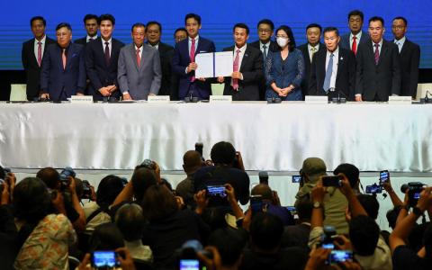 八党联盟代表在曼谷签署联合执政协议，并召开记者会公布协议内容。前排左起为公平党党魁素米达、泰团结力量党党魁瓦沙瓦、泰国民族党党魁万穆罕默德、前进党党魁披塔、为泰党党魁崇拉楠、泰建泰党党魁坤英、泰国自由党党魁社里比素和新社会力量党党魁曹瓦里。（路透社）