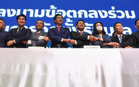 前进党党魁披塔（左四）主导的八党联盟在5月22日签署合作协议，联盟星期二议决设立两个委员会，确保新旧政权无缝交接。（路透社）