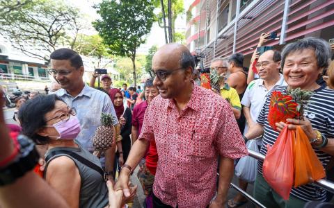 候任总统尚达曼（中）星期六到达曼裕廊巴刹与熟食中心谢票。（陈渊庄摄）