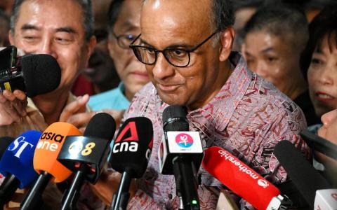 马国首相安华星期天在脸书祝贺新加坡前国务资政尚达曼当选总统。图为尚达曼9月1日在达曼裕廊巴刹与小贩中心发言。（海峡时报）