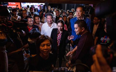 前首相达信创立的为泰党虽领先，但表现很可能不如预期。该党首相人选社德他（蓝色外套）和佩通坦（黑色外套）星期天晚抵达曼谷的为泰党总部召开记者会。（彭博社）