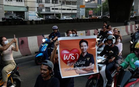 泰国前进党支持者连日来上街，展示该党党魁披塔海报，庆祝前进党赢得大选。（彭博社）