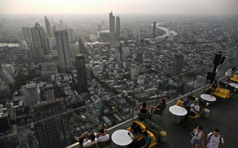 经济分析师担心，若拖延组建新政府，可能冲击外国投资者对泰国的信心和影响国家经济增长。（法新社）