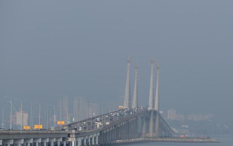 星期天，马来西亚全国的空气污染指数都处于良好及中等水平，但专家指一些地区接下来可能进入不健康水平。图为槟城大桥，星期天上午天空有些蒙，当地空污指数有达75点，是北马指数最高地区之一。（马新社）