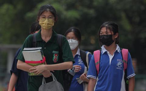 马国希望与尽快与印尼谈妥跨境烟霾协定。吉隆坡星期三的空污指数为91点的中等水平，比前一天超过150点的不健康水平大幅改善。不过当地一些学校的师生仍戴上口罩。（马新社）