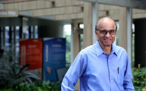 李显龙总理在写给尚达曼的感谢信中说，尚达曼的贡献“使新加坡在全球舞台上有了发言权”。尚达曼的个人荣誉，新加坡人“与有荣焉”。（档案照片）