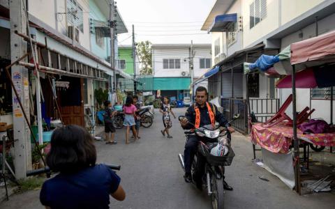 保安人员西玛骑电单车去上班。西玛说，政党承诺给低收入家庭现金补助并不实际，最好的做法是给人民提供一份好的工作。（法新社）
