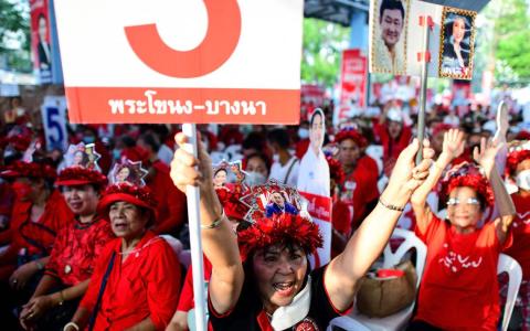 为泰党的支持者参加4月28日的一场竞选活动。为泰党的首相候选人佩通坦承诺，若胜选组织政府，不会废除冒犯君主法。（法新社）