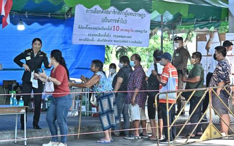 泰国选民从当地时间早上8时开始，到全国9万5000个投票站投票，投票在下午5时结束。（法新社）
