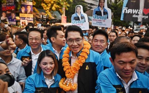 泰国老牌政党民主党本届大选成绩惨淡，党魁朱林（中）宣布辞职。（法新社）