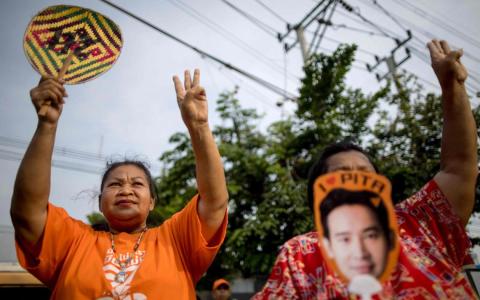 前进党支持者5月23日在曼谷参加集会，呼吁参议员为前进党党魁披塔投下一票，让他出任首相。（法新社）