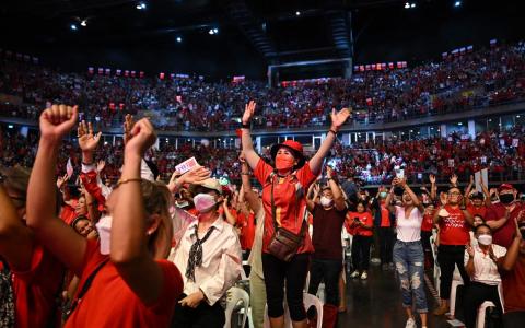 为泰党党员在选后分析说，为泰党未能在东北部几个府赢得更多议席，原因在于竞选失策。图为泰国大选前，为泰党在曼谷举行的最后一次大型竞选活动上，支持者们欢呼雀跃。（法新社）