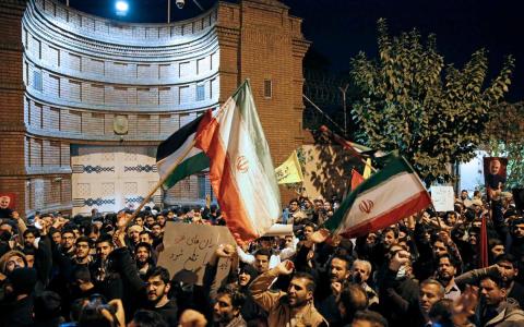 在伊朗首都德黑兰，大批学生和示威者星期二（10月17日）聚集在法国大使馆外示威，以声援巴勒斯坦人。（法新社）