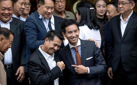 前进党党魁、首相候选人披塔（右）和为泰党党魁崇拉楠（Chonlanan Srikaew，前译崇楠）与另外四个亲民主政党领导人在曼谷会谈，并在餐馆外合照。（法新社）