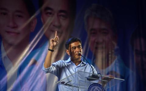泰国前首相阿比昔在2019年的竞选活动上讲话。（海峡时报）