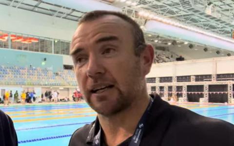 澳大利亚游泳队教练帕尔弗雷公开支持韩国选手夺冠被开除。（澳洲游泳教练和教师协会YouTube截图）