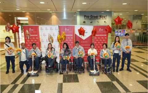 我国10名参加巴黎残奥会的健儿星期二回国，左起依次为苏慧恩（马术）、迪罗伊（田径铅球）、诺莎希达（射箭）、银牌得主陈仪婷（硬地滚球）、双金得主叶品秀（游泳）、杜维崧（游泳）、符珍和陈雁仪（皆马术）、孙锦雯（游泳）和陈汉松（射击）。（谢智扬摄）