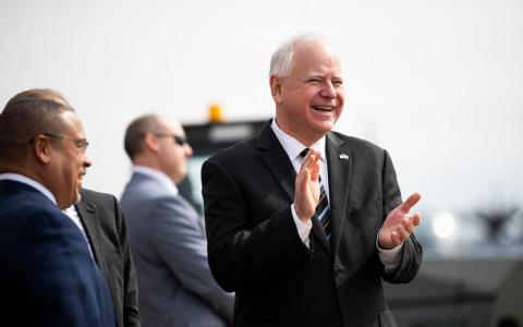 美国副总统哈里斯宣布明尼苏达州州长沃尔兹（右一）为搭档人选。（法新社）