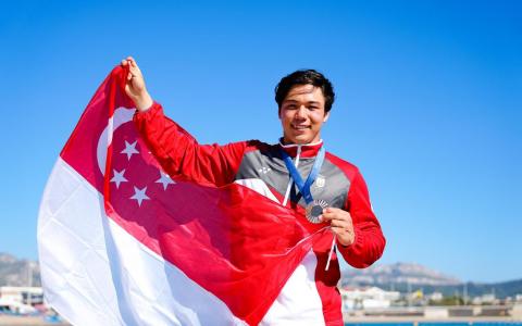 墨士廉上个月在国庆日当天以一枚铜牌为新加坡送上贺礼。 （全国奥理会提供）