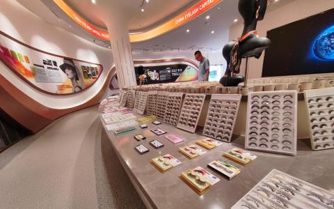 山东省县级市平度，包揽了全球约七成的假睫毛，有逾3000多种款式。图为位于平度的中国睫毛之都博物馆展厅。（孟丹丹摄）