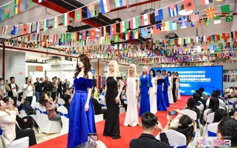 瑞贝卡是许昌假发行业中的龙头，销售网络覆盖北美、西欧、亚洲和非洲的40多个国家。图为模特在瑞贝卡新假发发布会上走秀。（瑞贝卡提供）