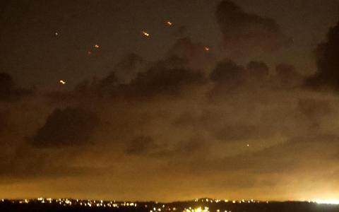 以色列国防军说，大部分来袭导弹被以色列防空系统和美国的协助下拦截，少量导弹落在以色列中部和南部。（路透社）