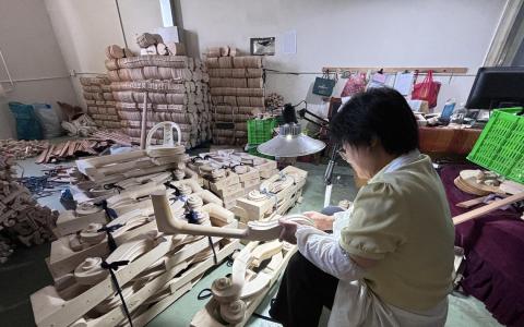 位于江苏黄桥凤灵集团的制琴车间里，一名制琴工人正在检查琴头。（黎康摄）