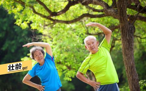 44岁和60岁是老化的关键年龄。要降低患病风险，应多做运动，避免久坐不动，也要管理体重和戒烟。（档案照）