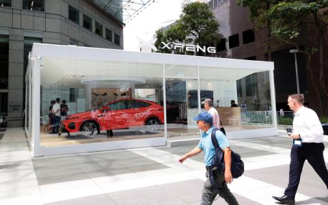 中国电动车企小鹏汽车今年7月进军新加坡，在莱佛士坊金融商业区设立快闪店。（梁麒麟摄）