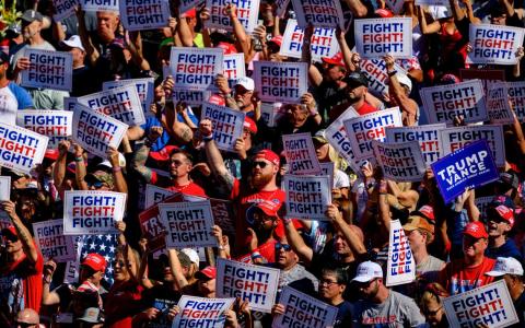 美国前总统特朗普的支持者在他的竞选集会上高举标语“抗争！抗争！抗争！”。（法新社）