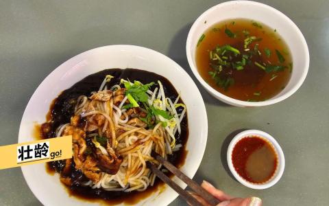 华兴牛肉粉的干捞牛肉粉，卤酱以牛肉汤制作，牛肉片厚度适中，吃起来香滑可口。（黄亿敏摄）